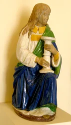 Engel, der einen Kerzenhalter hält (Keramik)